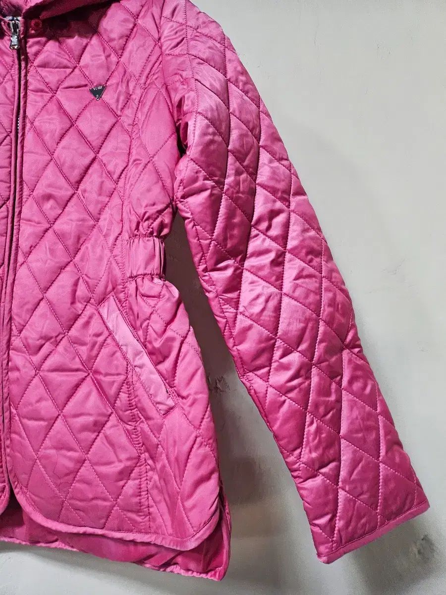 GUESS ピンク ダイヤモンド キルティング フード ダウン 【公式通販】