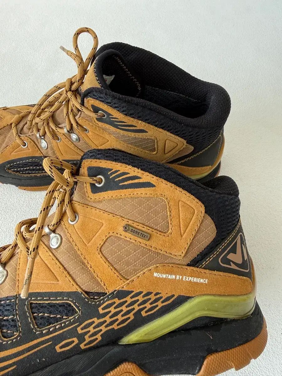 ハイキング シューズ