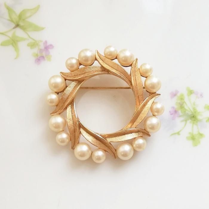 ヴィンテージtrifari パール＆リーフ　リースブローチ　crownトリファリ ヴィンテージ Trifari トリファリ ゴールドトーン フェイクパール