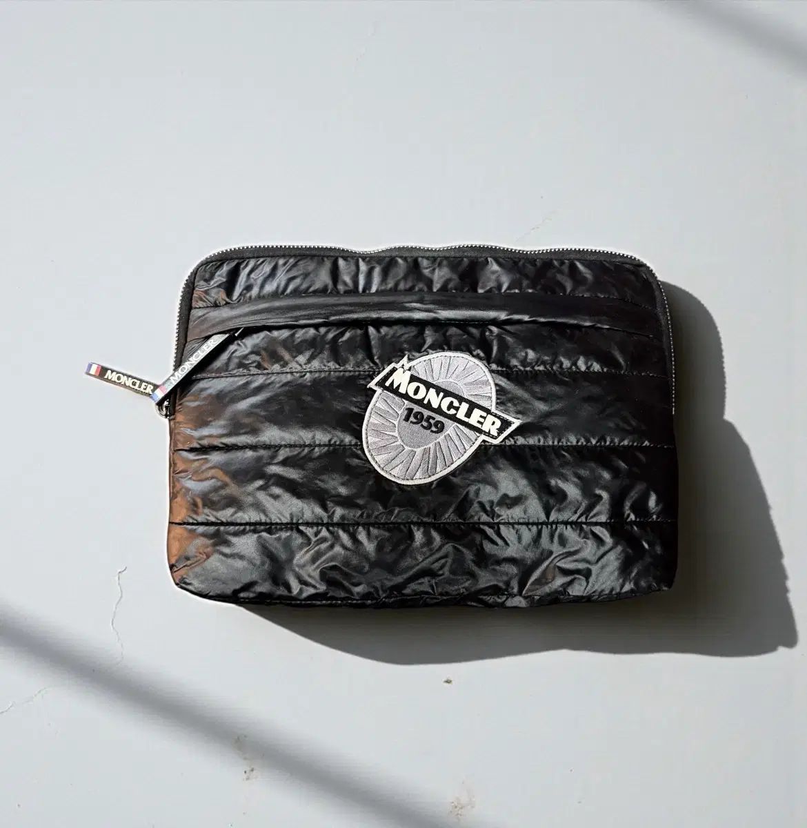 モンクレール ラップトップ ダウン クラッチバッグ ケース - メルカリ