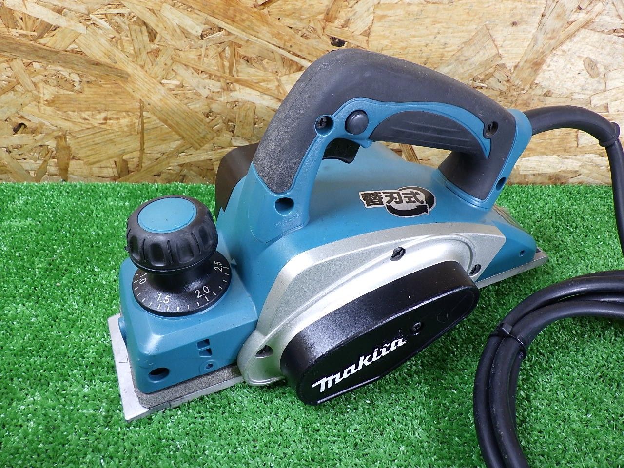 DIYにも マキタ makita 82 mm電気カンナ KP 0800 A コード式 木材 研磨 品