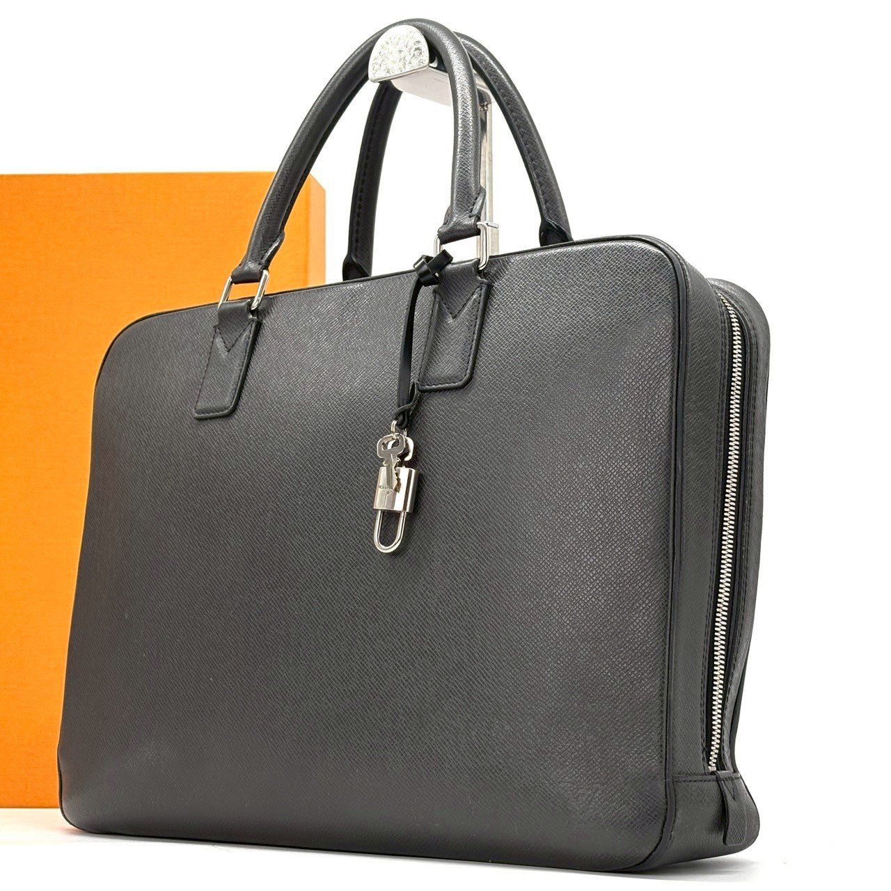 仕事の格が静かに出る】 LOUIS VUITTON タイガ ビジネスバッグ