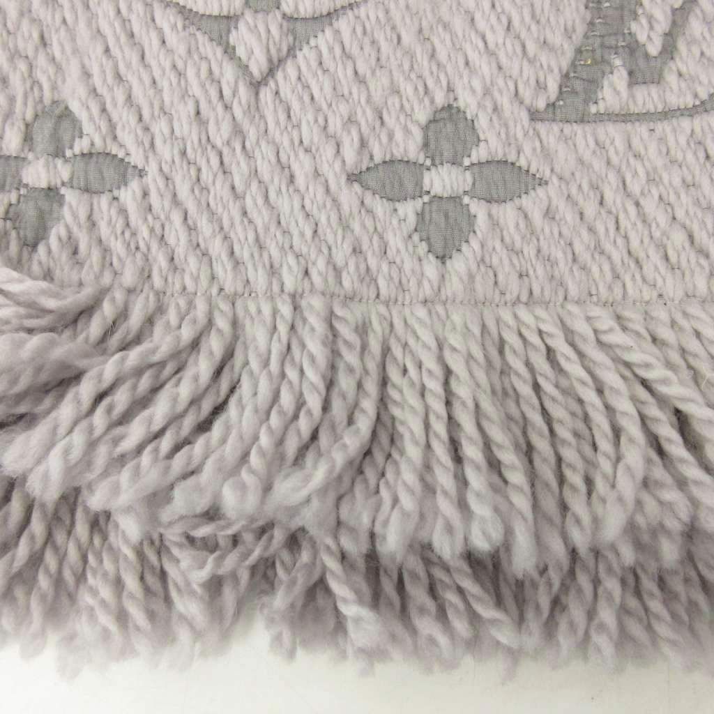 Louis Vuitton グレー マフラー ロゴマニア モノグラム おしゃれ Louis Vuitton グレー マフラー ロゴマニア モノグラム おしゃれ