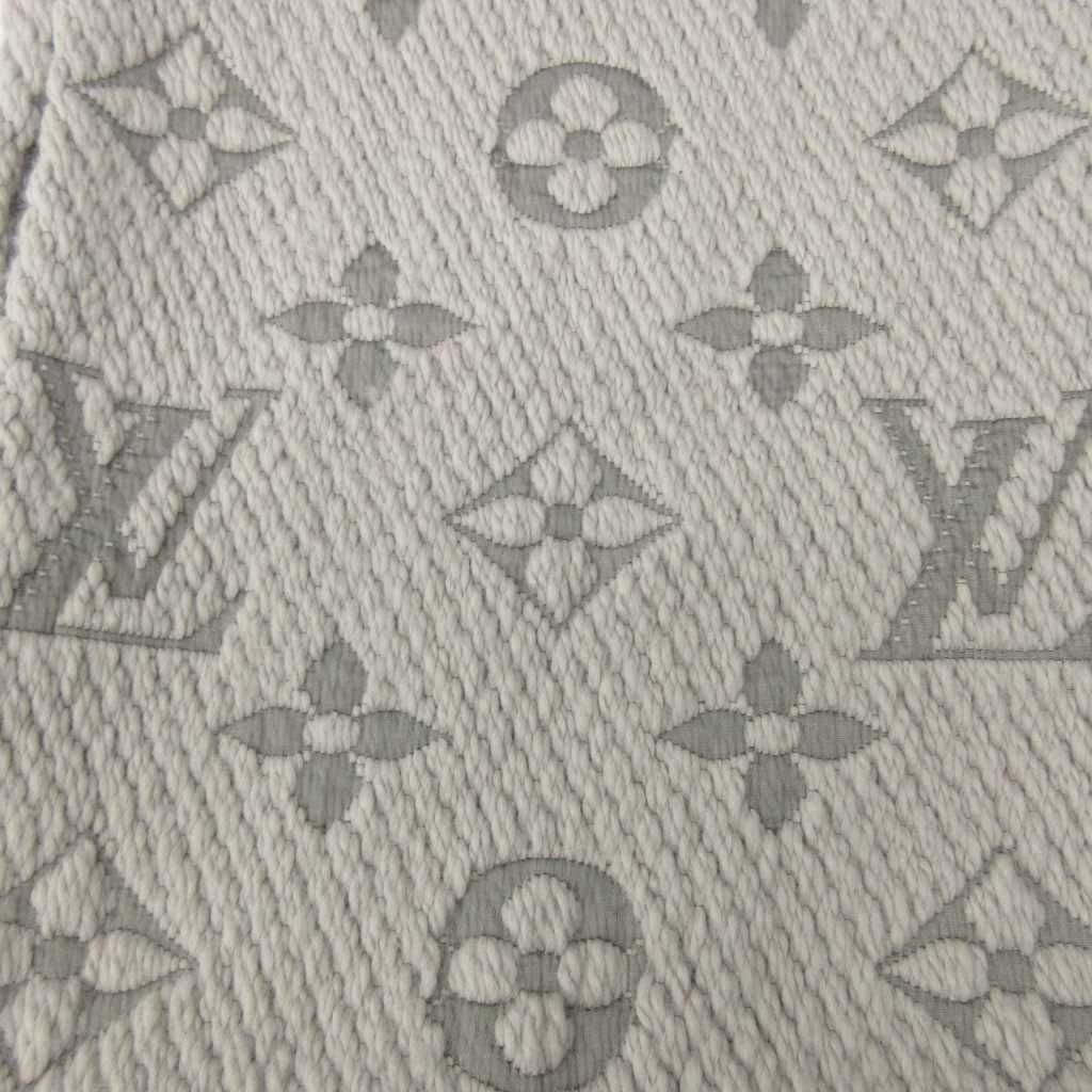 Louis Vuitton グレー マフラー ロゴマニア モノグラム おしゃれ Louis Vuitton グレー マフラー ロゴマニア モノグラム おしゃれ