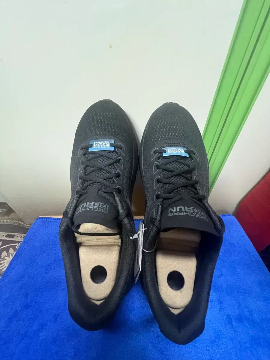  スケッチャーズ マックス クッショニング アーチ フィット 2.0 ランニングシューズ 275-> 登山靴 トレッキングシューズ アウトドアシューズ