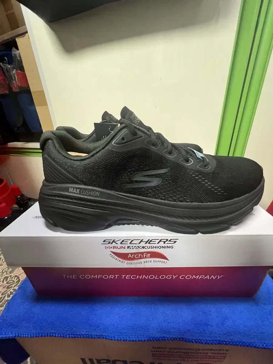 スケッチャーズ マックス クッショニング アーチ フィット 2 0 ランニングシューズ 275