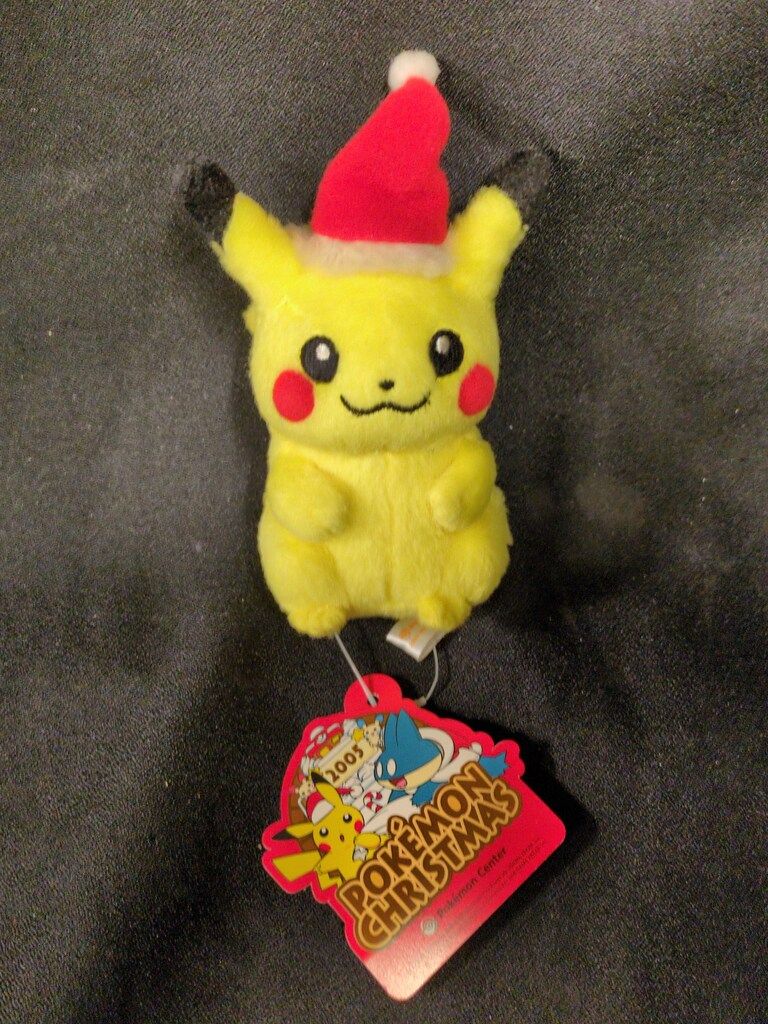 サンタ帽のピカチュウプレゼントぬいぐるみ　ポケモンセンター2005 ポケモンセンター ポケモンセンター ピカチュウサンタ 2005 - メルカリ