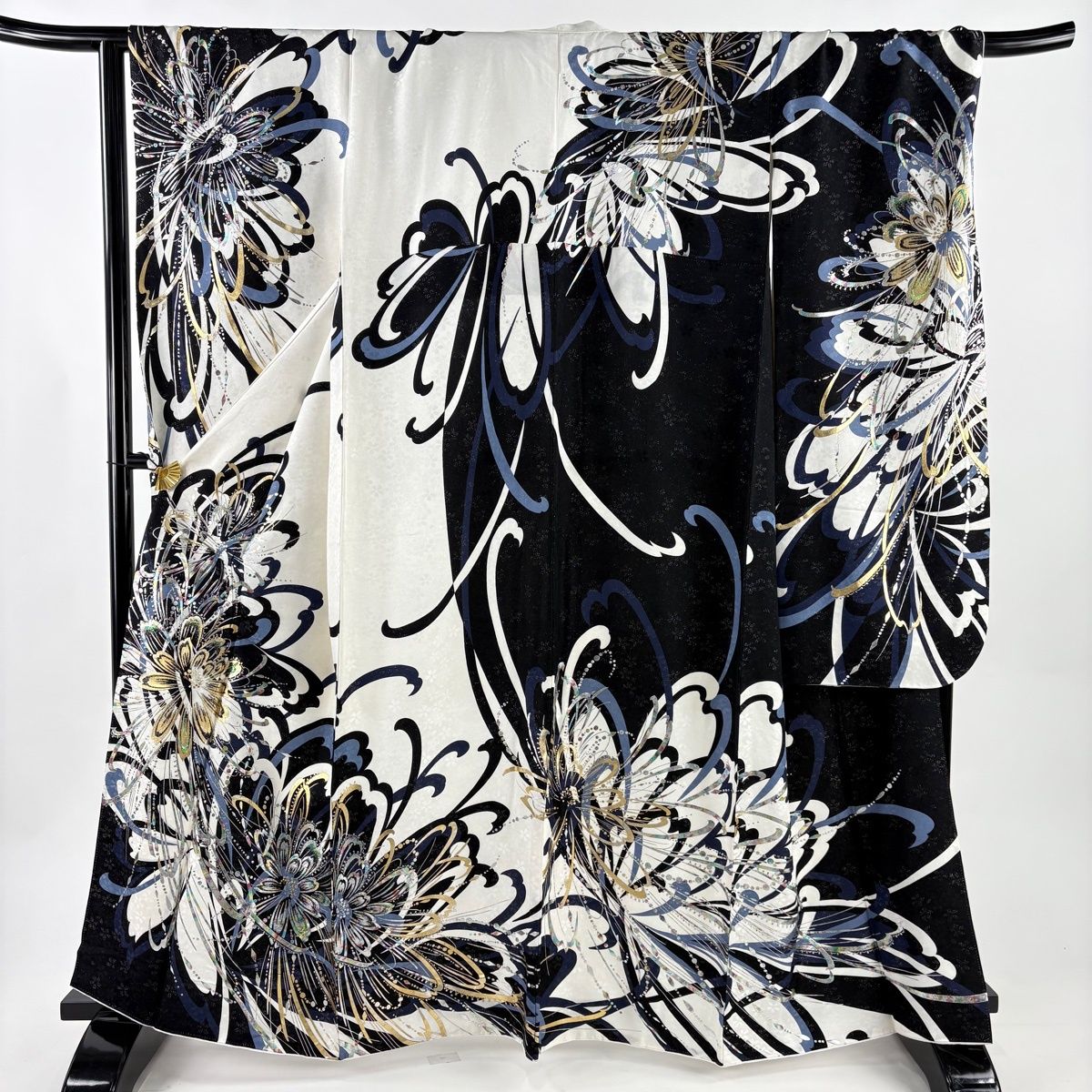 振袖フルセット 身丈164裄66 暈し染め グレー 黒 金銀彩 成人式 逸品 華徒然 × 吉木千沙都”の振袖-白黒｜成人記念の新作振袖ご