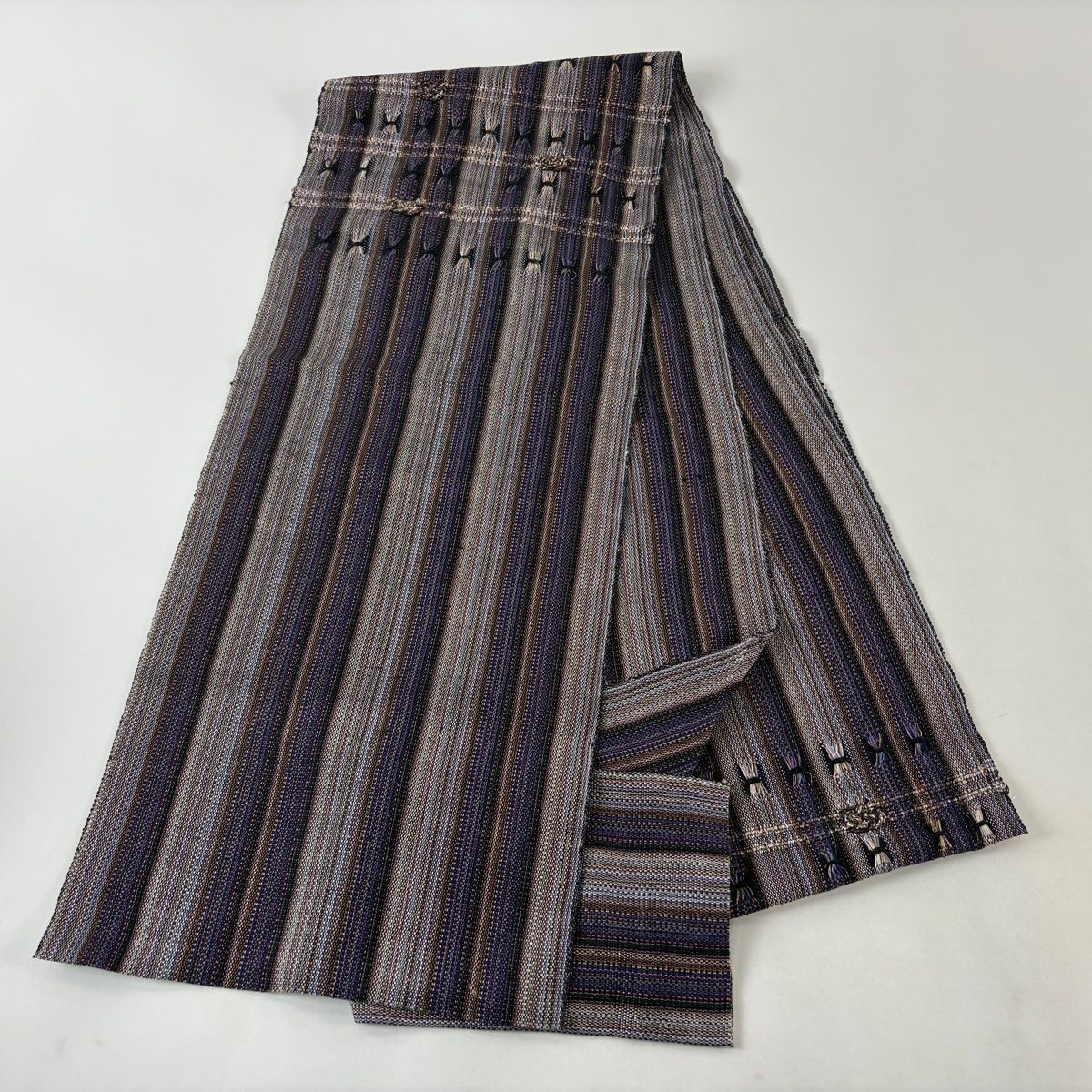 ３L・松葉仕立て名古屋帯、青紫に金糸・銀糸の円の柄、正絹、落款有り　ａ7 3L・松葉仕立て名古屋帯、青紫に金糸・銀糸の円の柄、正絹、落款有り