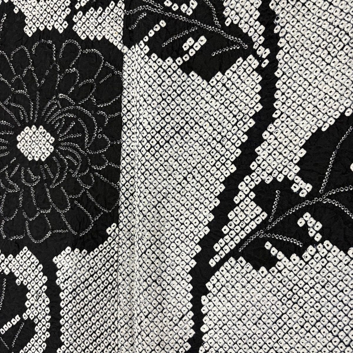 小紋 身丈164cm 裄丈65cm M 袷 菊 総絞り 黒灰 正絹 秀品 【中古