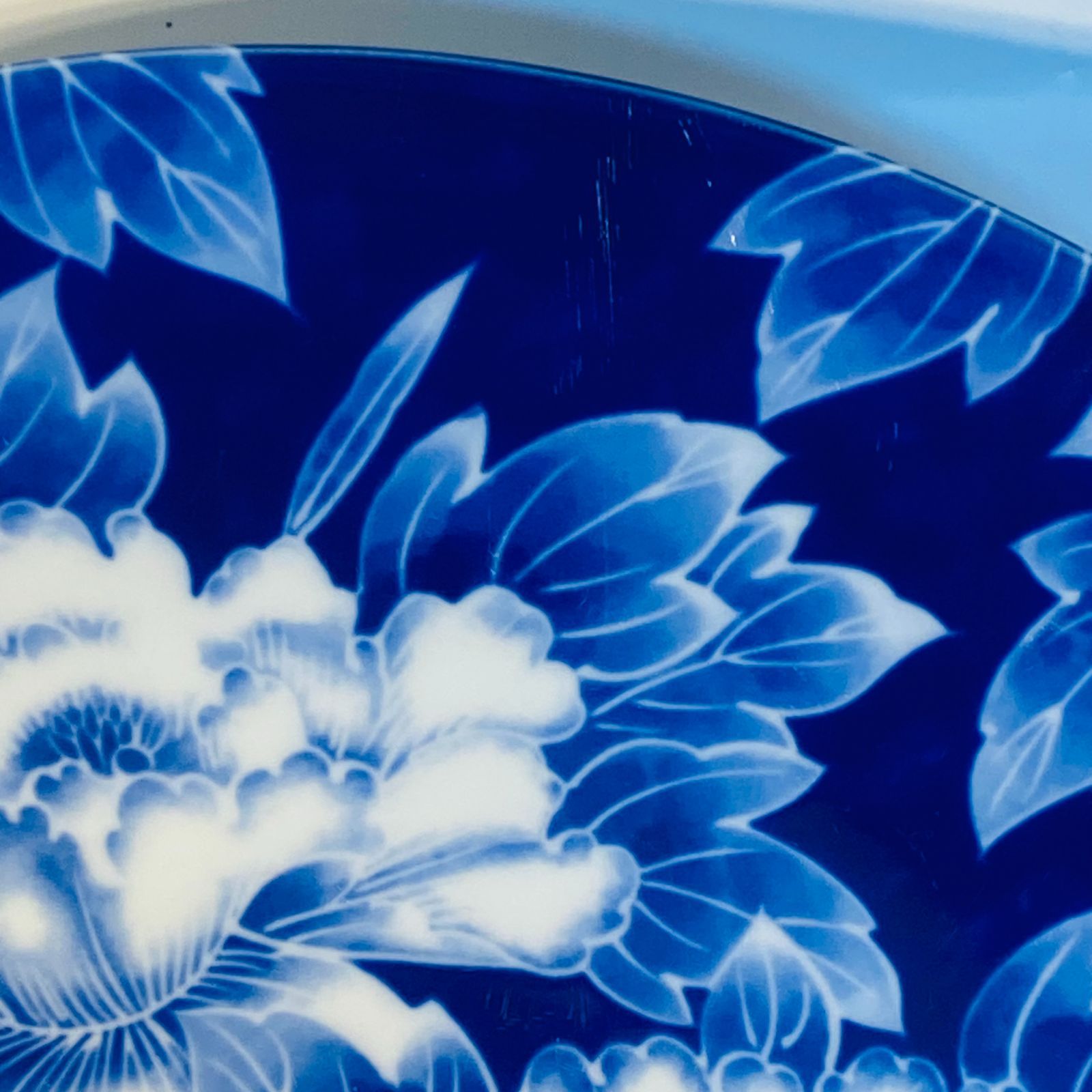 有田焼 福泉 大皿 1客 丸皿 食器 和柄 浅皿 送料込み 牡丹唐草 | 輪花プレート - 有田焼のまるぶんオンラインストア