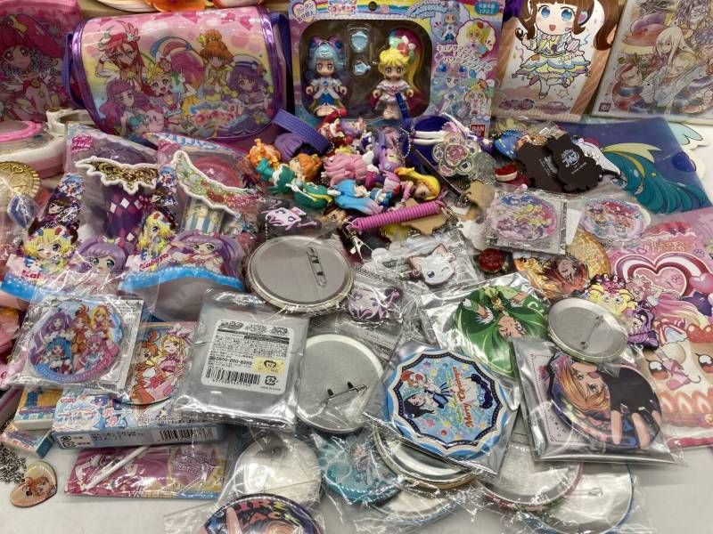 大量まとめ プリキュア グッズ 約4.2 kg 缶バッジ|フィギュア|アクリルスタンド|ぬいぐるみ|クリアファイル|ラバスト 等 女児向け アニメ