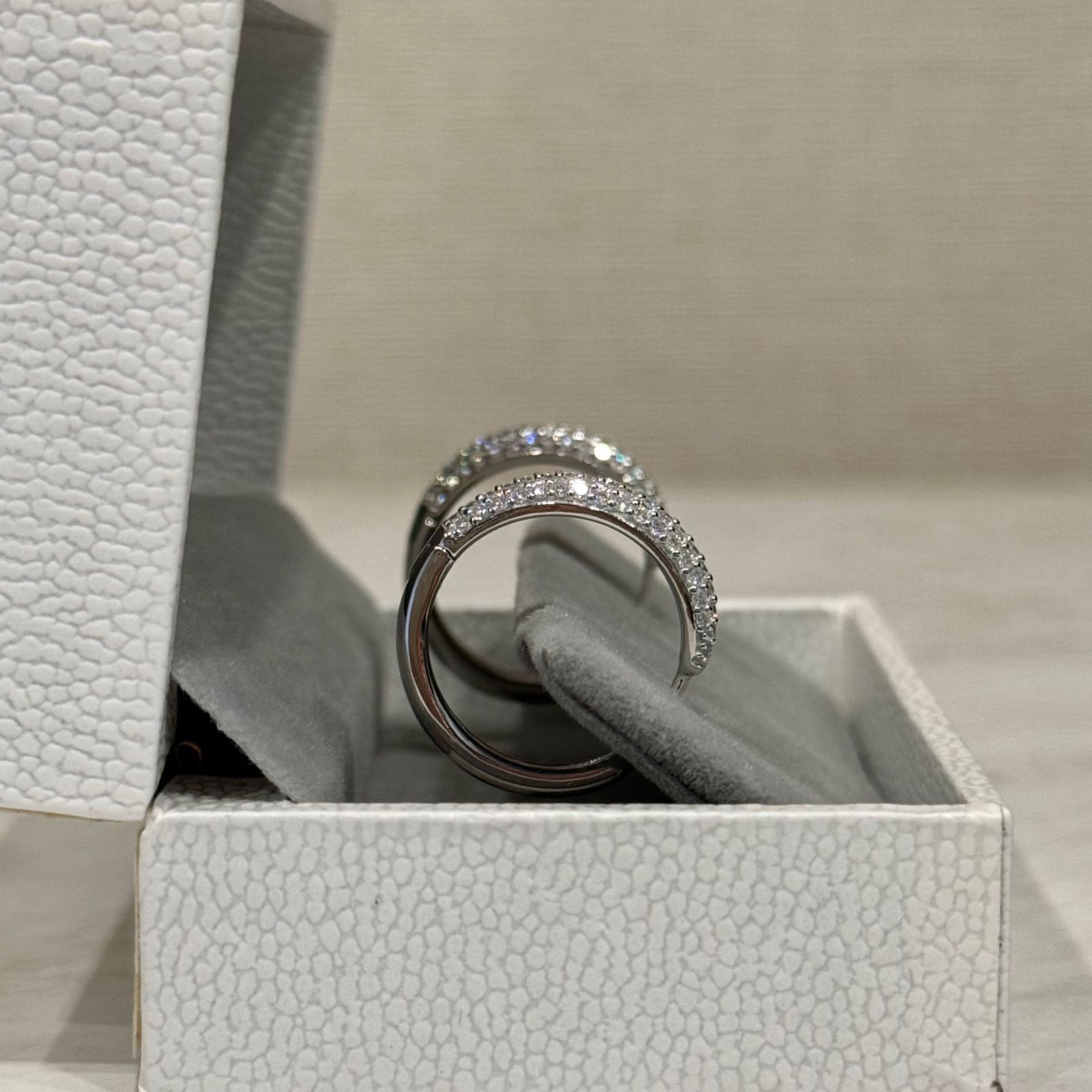 モアサナイト パヴェフープピアス S925プラチナ加工 金アレ対応 - メルカリ