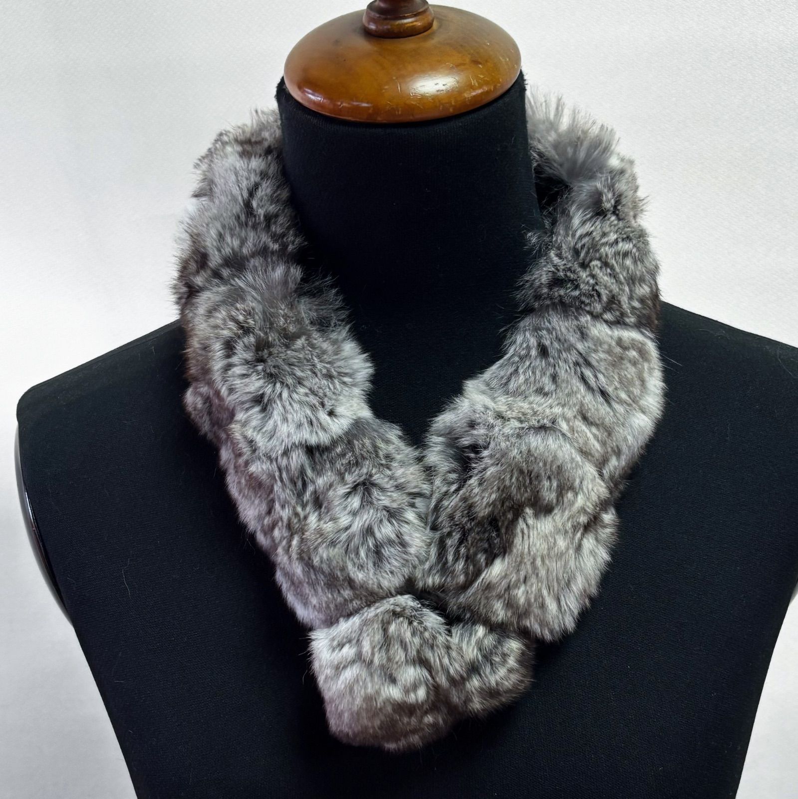 未使用【FUR COLLECTION/ナチュラル チンチラマフラー】ボンボン 新品 傷あり】チンチラファーマフラー ボンボン付き ナチュラル リアル