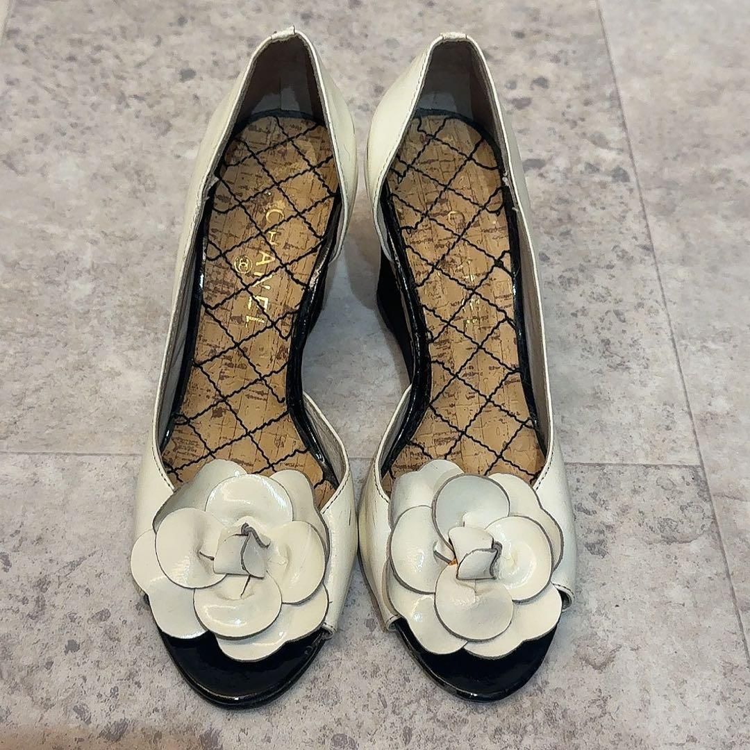 CHANEL カメリアウェッジヒールオープントゥパンプス - メルカリ