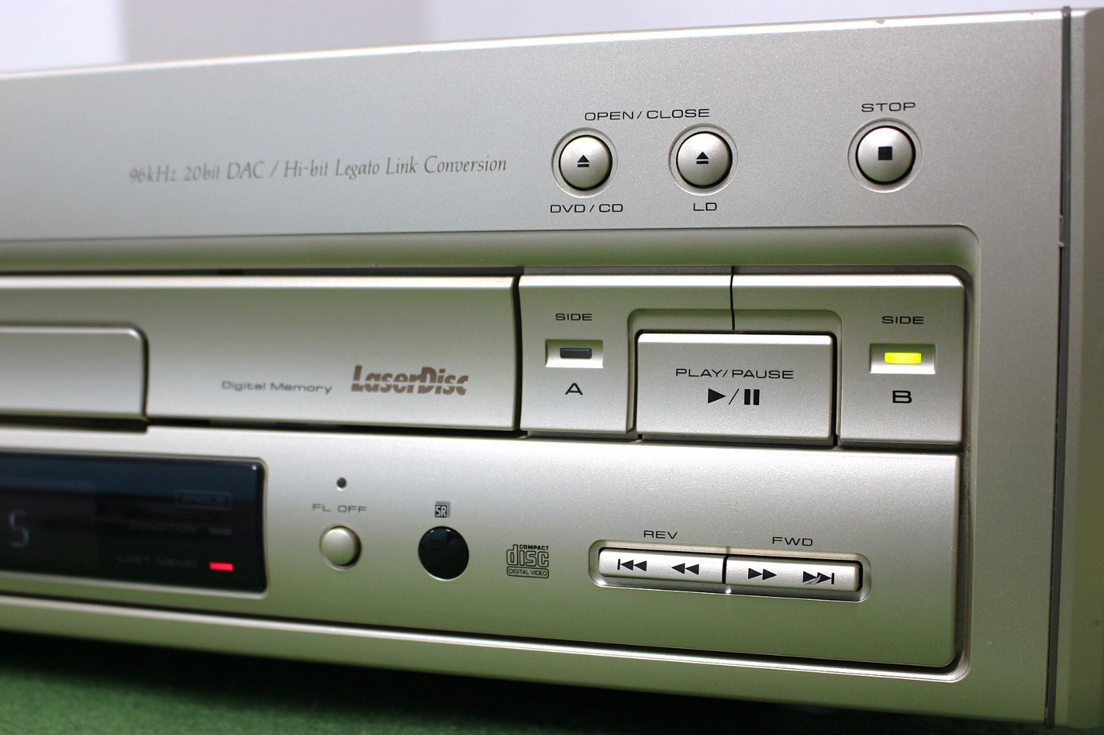 C*F様 レーザーディスクプレイヤー&ディスクセット PIONNER CD/DVD/LDコンパチブルレーザーディスクプレーヤーDVL-9