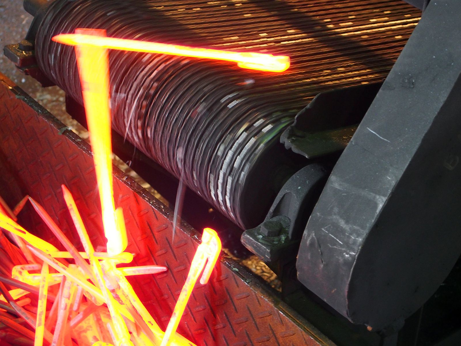  エリッゼ ELLISSE 鍛造ペグ エリッゼステーク 38 cm 6本セット レッド粉体焼付塗装 MK-380 RD MADE IN JAPAN キャンプテント テント シェルター