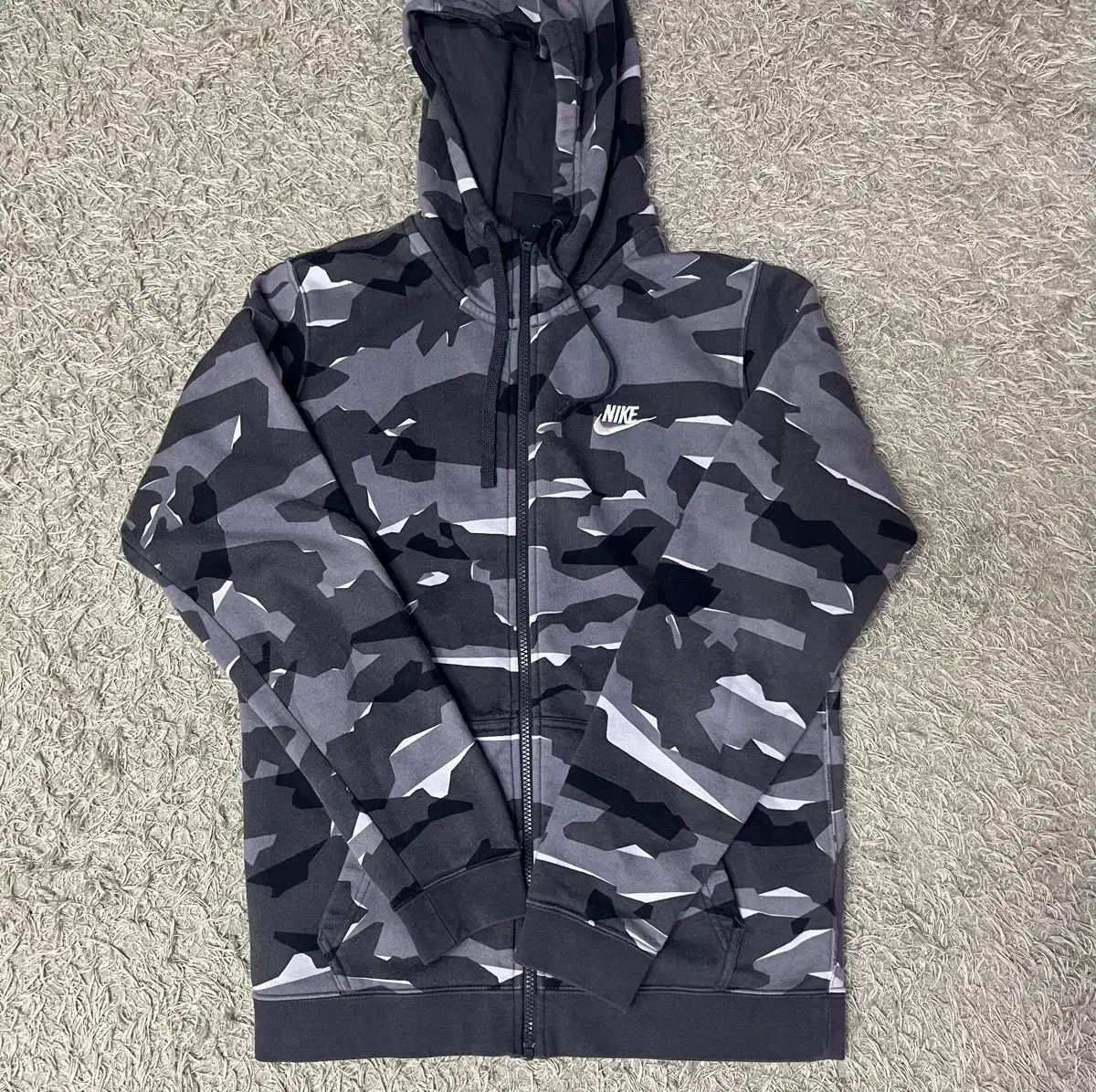 ナイキ カモフラ ジップアップフーディー (起毛) - メルカリ