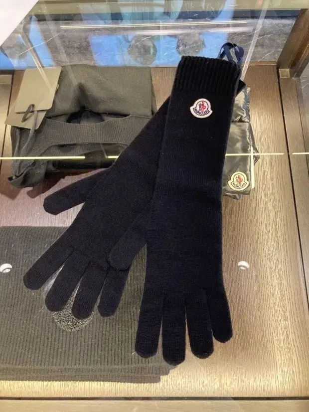 モンクレール レディース ウール手袋 - メルカリ