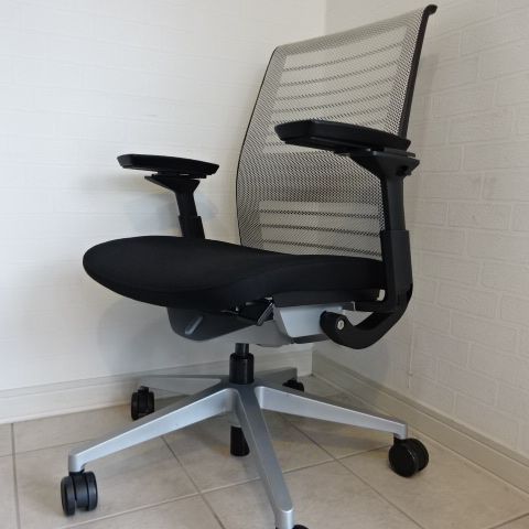 スチールケース アメリカ Think シンクチェア 現行販売品 ４D可動アーム シルバー脚