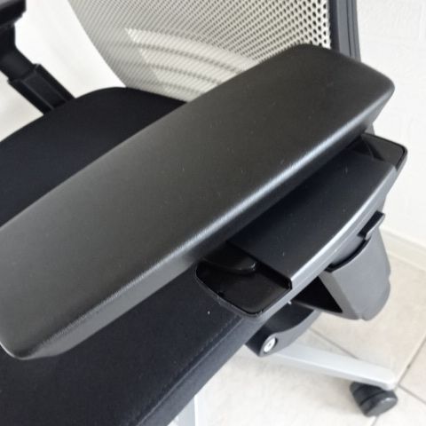  スチールケース アメリカ Think シンクチェア 現行販売品 ４D可動アーム シルバー脚 スタッキングスツール オフィスチェア ワークチェア 椅子 チェア