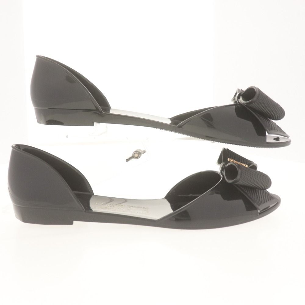 【極美品】FERRAGAMO 23SS DEVA ラバーサンダル 37 ブラック JP ファッション 【極美品】FERRAGAMO 23SS DEVA ラバーサンダル 37