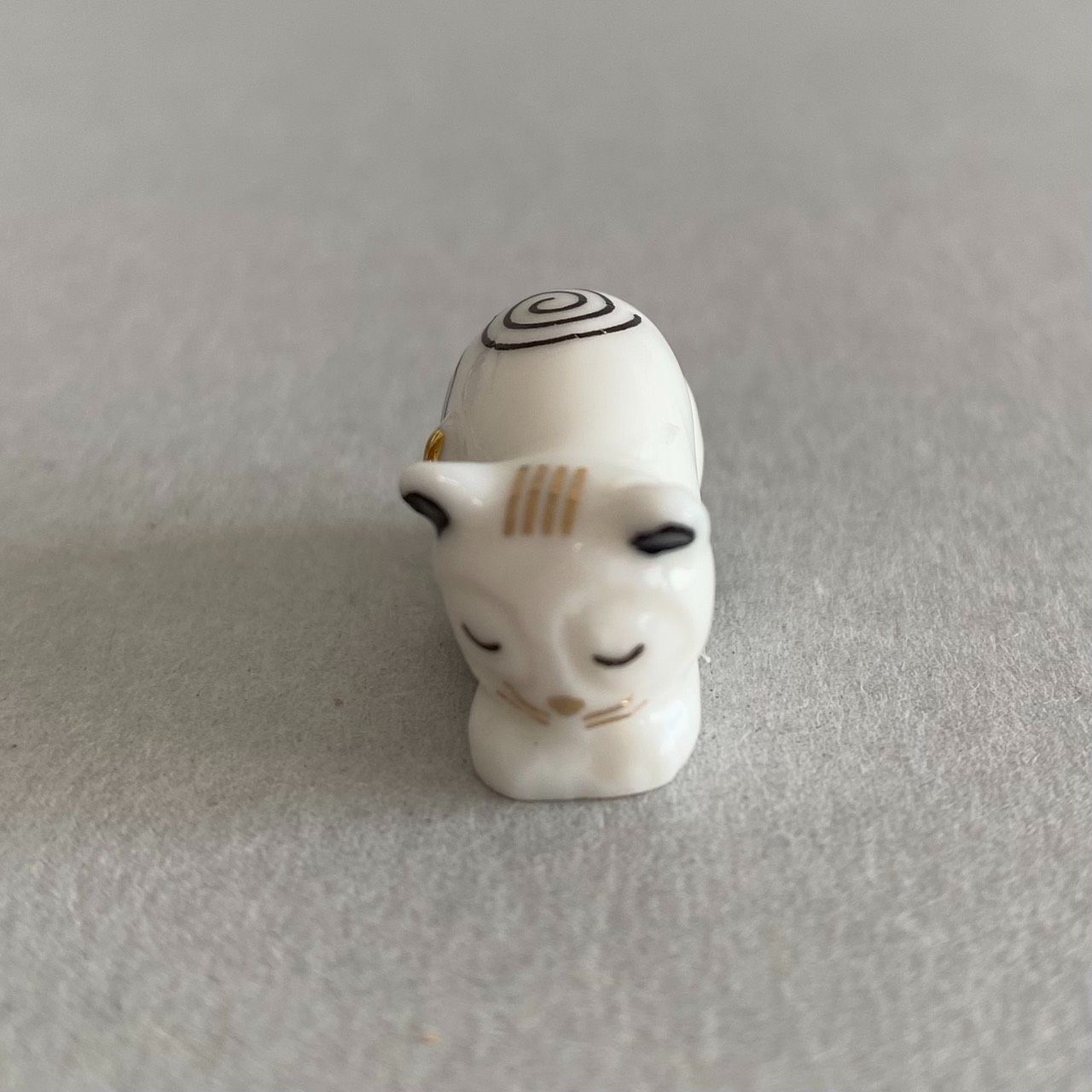 フランスのマルシェ　レア　フェーブ　ヴィンテージ　陶器　フランス　ミニチュア ギフトを運ぶスマーフのフェーブ／プレゼント／フランス雑貨／陶器