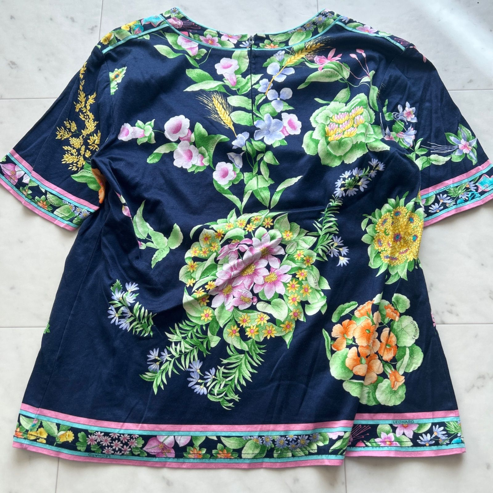 LEONARD レオナール 美品 半袖 カットソー 花柄 ネイビー Lサイズ V LEONARD レオナール 美品 半袖 カットソー 花柄 ネイビー Lサイズ V