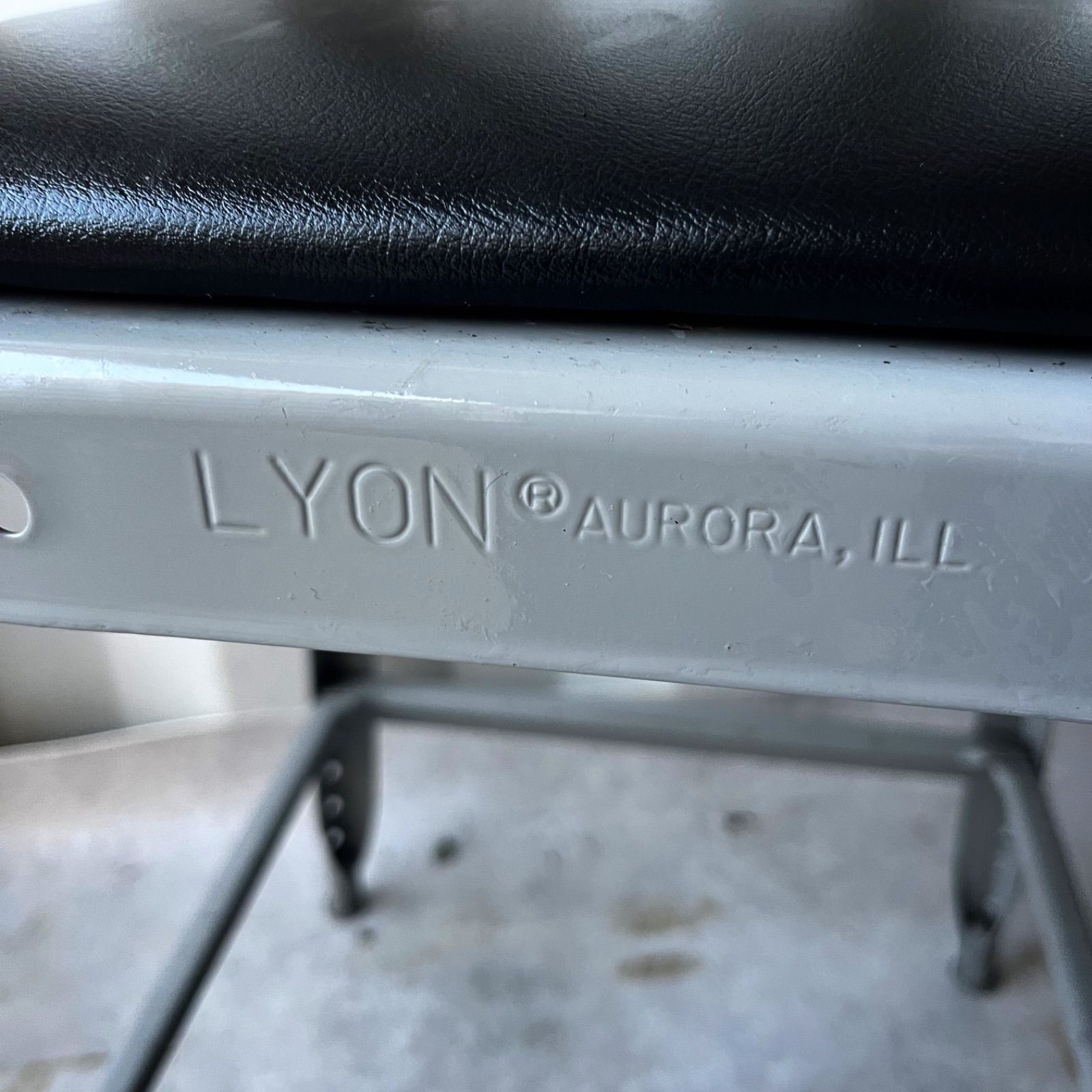 取付無料！LYON パシフィックファニチャーサービス 工場用スツール 黒