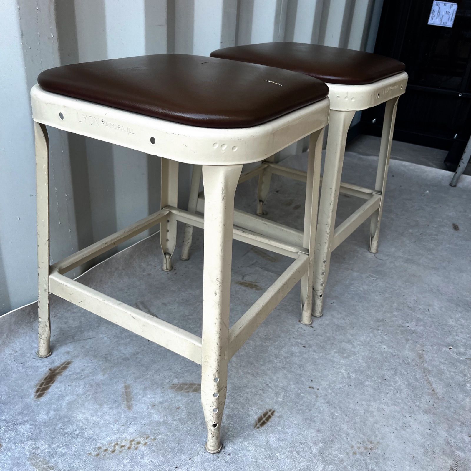 取付無料！LYON パシフィックファニチャーサービス 工場用スツール 茶