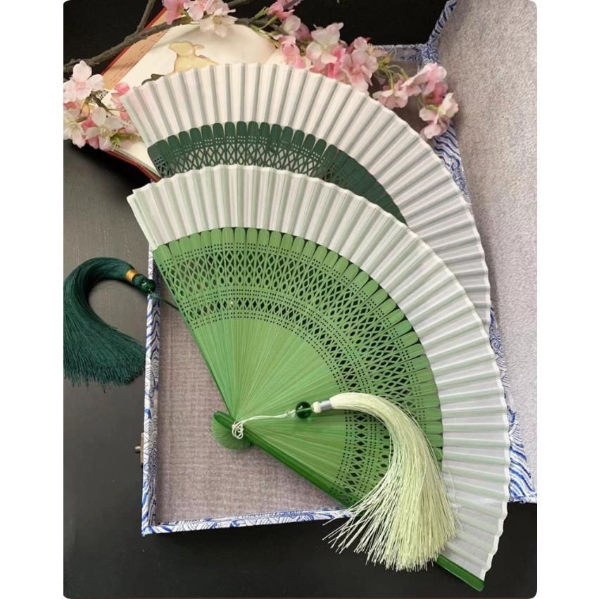 【新品?未使用】 扇子 シルク 短地扇子 夏用 涼しい 花柄 透かし彫り竹骨 収納袋付 軽量 軽い コンパクト 熱中症 暑さ対策 贈り物 ギフト