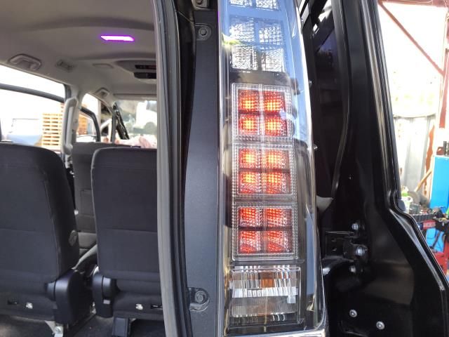 中古】ヴォクシー DAA-ZWR80G テールランプ左右セット 81551-28560