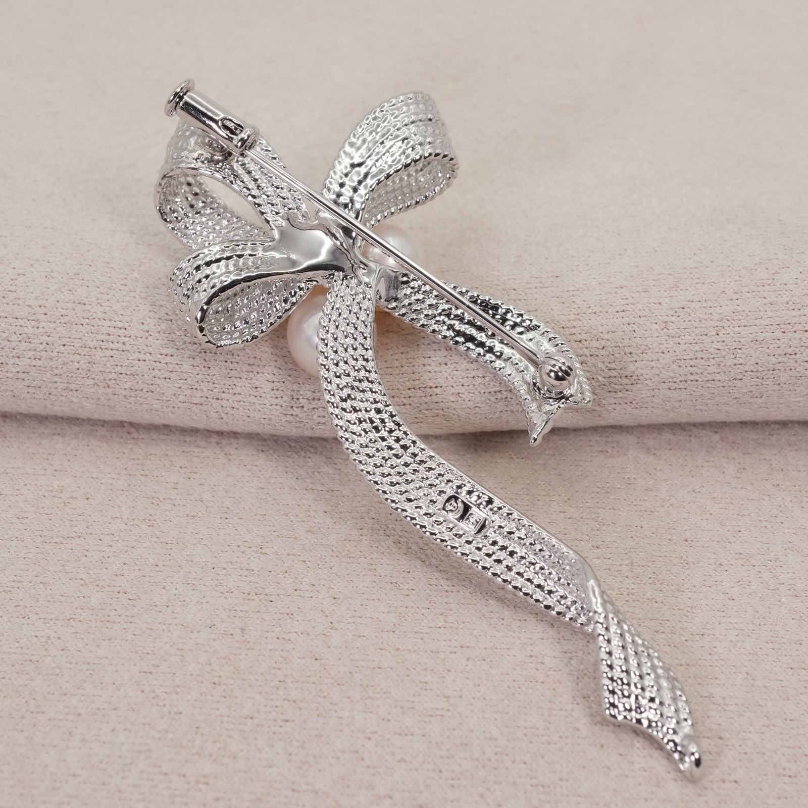 ⭐️SALE⭐【美品】タサキ　ブローチ　アコヤパール　白蝶貝　白鳥モチーフ 希少 美品 タサキ リボンモチーフ ブローチ パール アコヤ真珠/25-1280