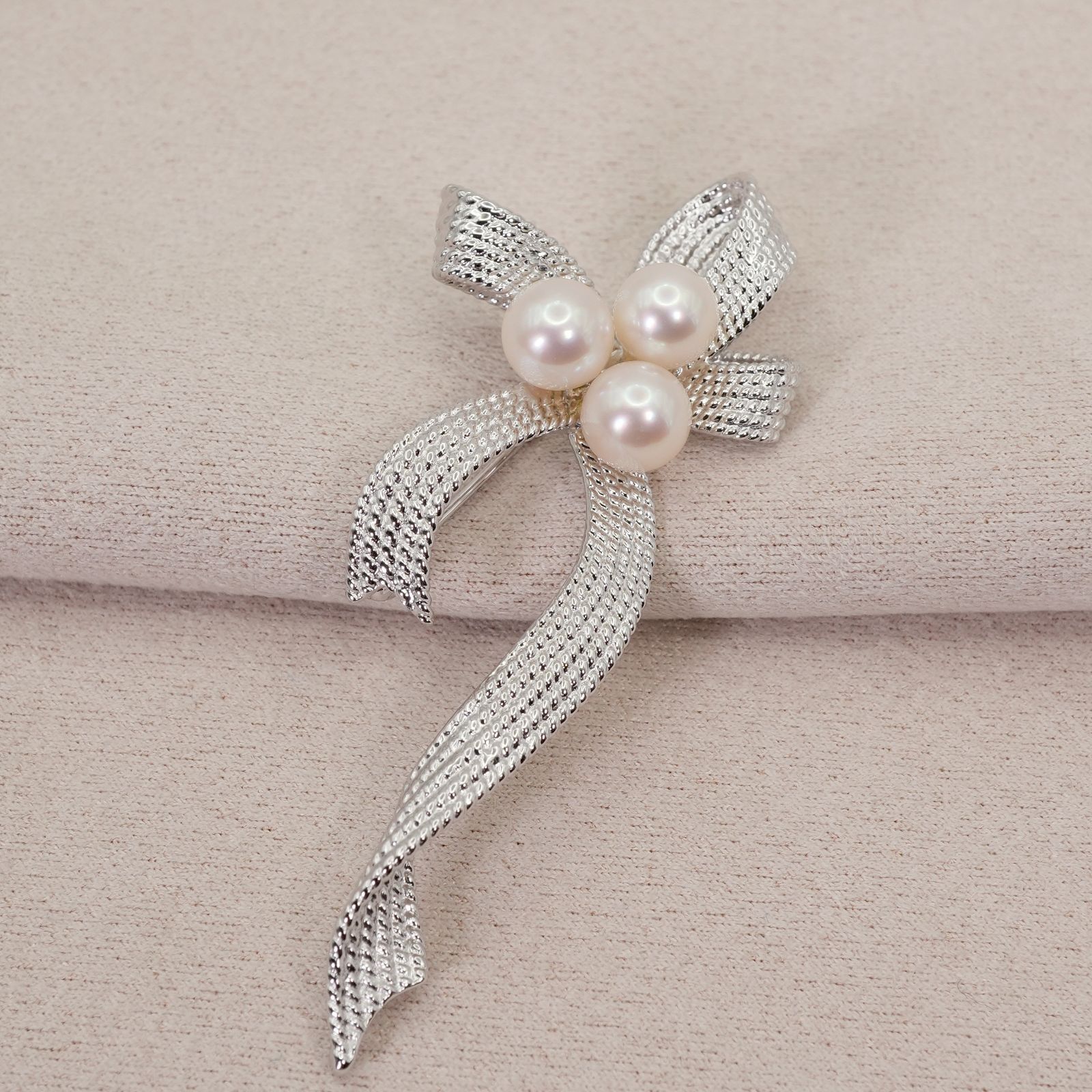 Tasaki アコヤ真珠　シルバーリボンデザインの　ブローチ 希少 美品 タサキ リボンモチーフ ブローチ パール アコヤ真珠/25-1280