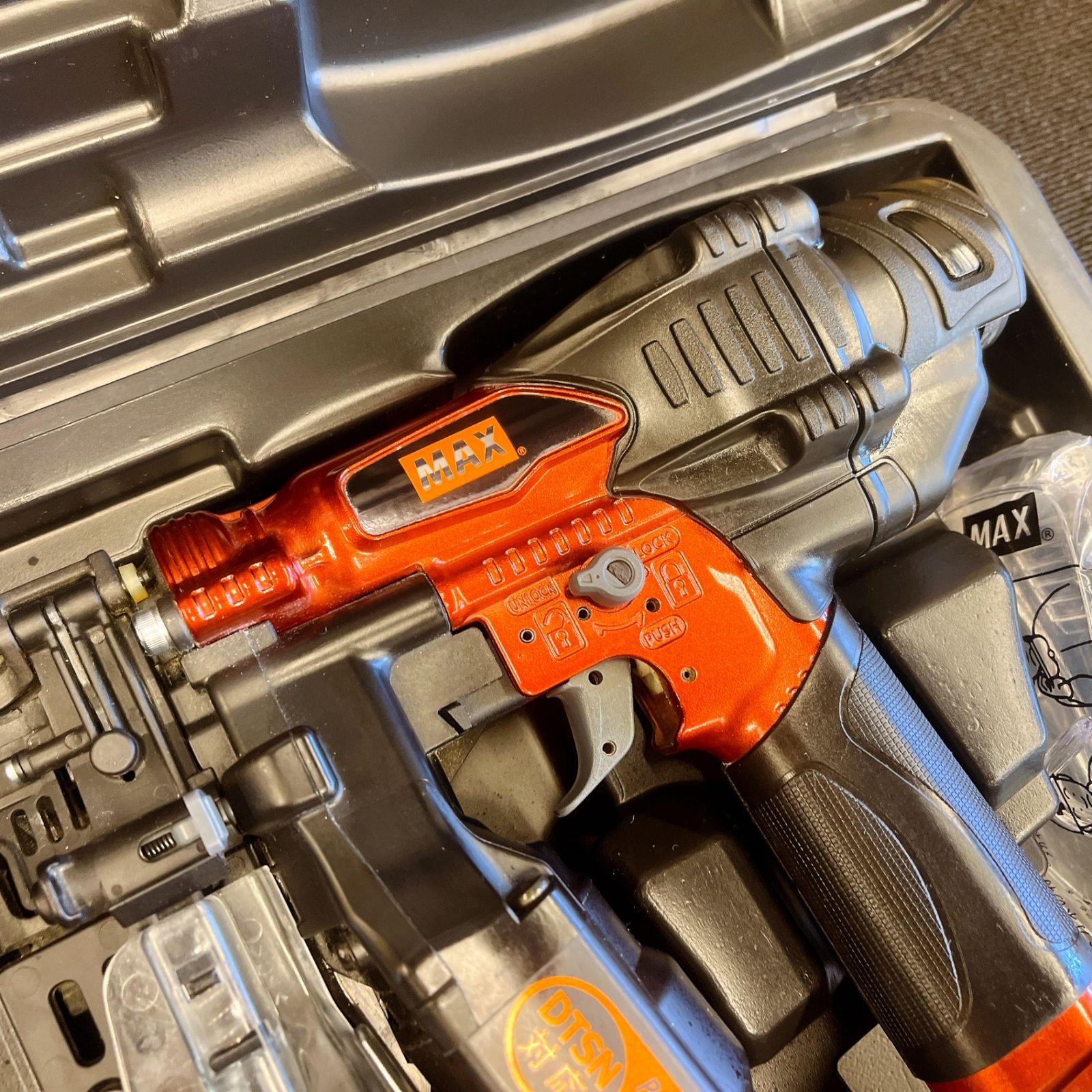  超 動作良好 マックス MAX 高圧 ねじ打ち機 HV-R 41 G 4-R ケース付き 釘打機 エアーツール