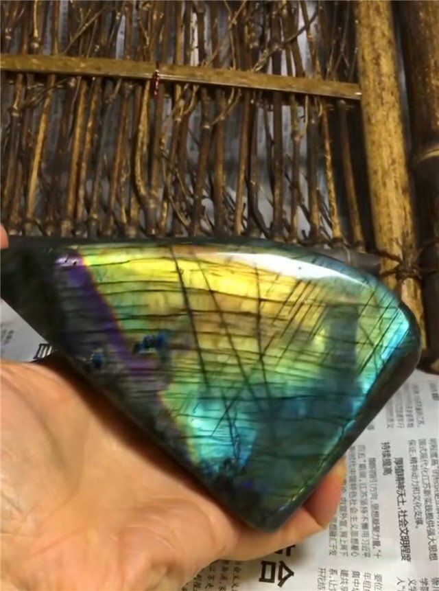 AAA級天然ラブラドライト原石B0123 E276