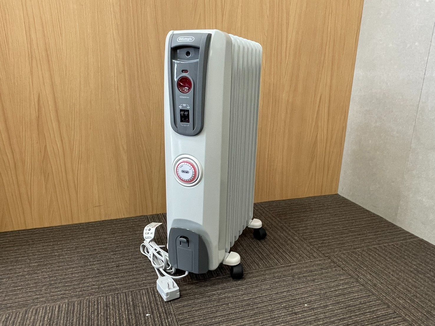 【新品未使用】デロンギオイルヒーター　H770812EFSN-GY デロンギオイルヒーター、型式番号H770812EFSN-GY、新品未使用