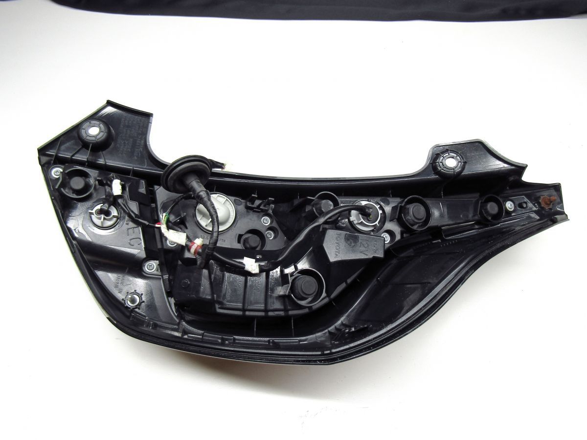 トヨタ NHP10 アクア 中期 純正 左右 テールランプ 割れあり Stanley