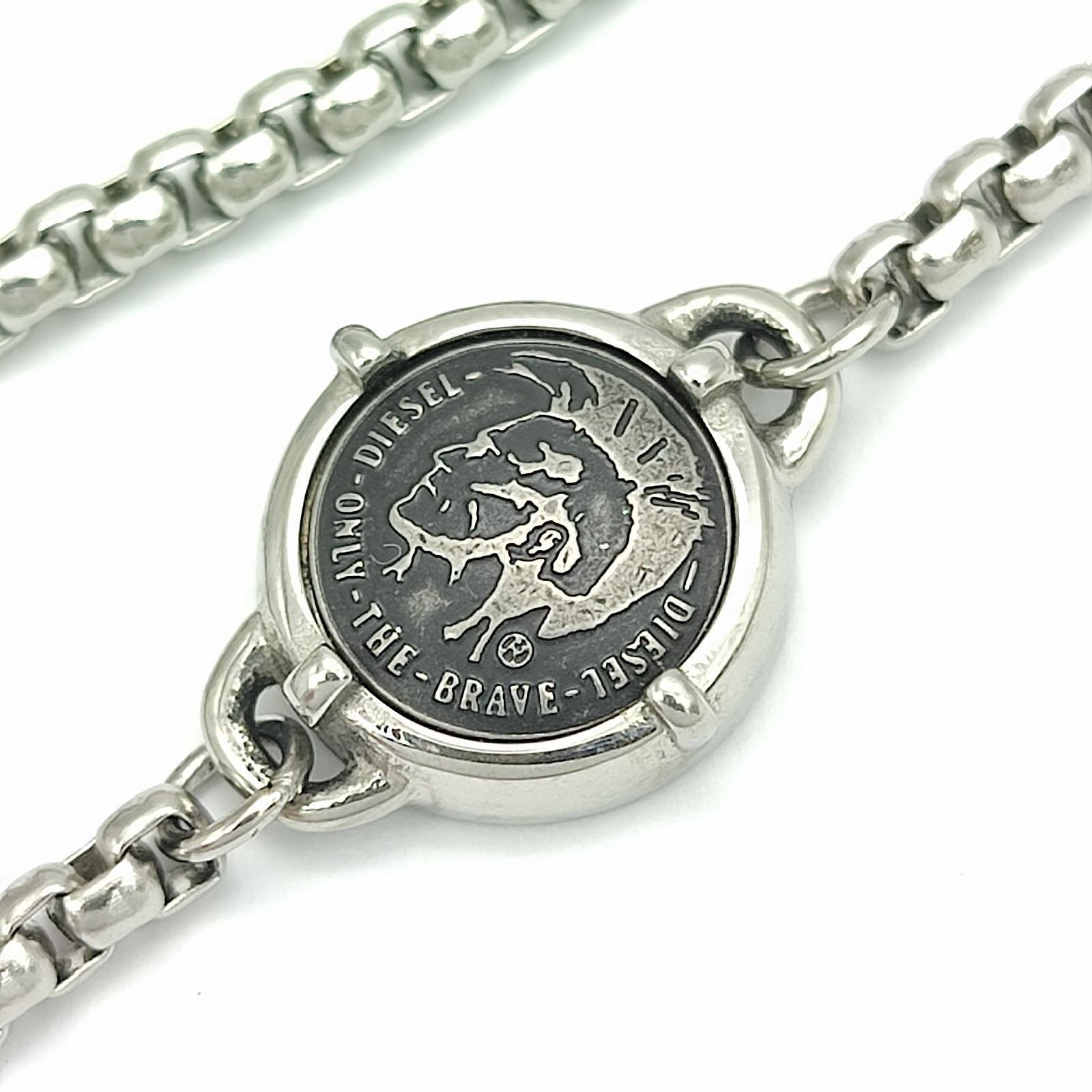 美品】DIESEL ディーゼル グレイブロゴカラビナフック シルバークロス 