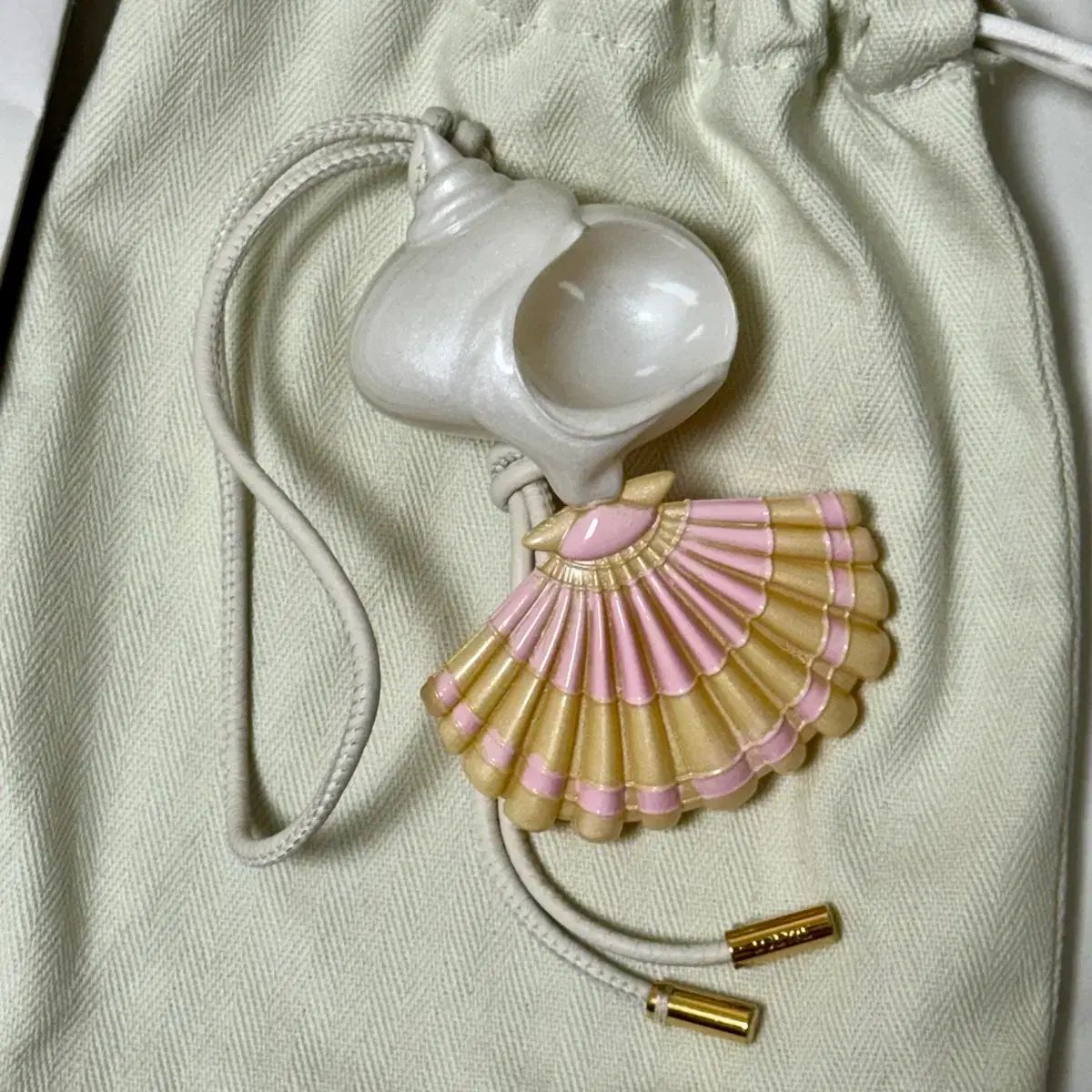 LOEWE ロエベ 0010899334 シェル キーホルダー チャーム - メルカリ