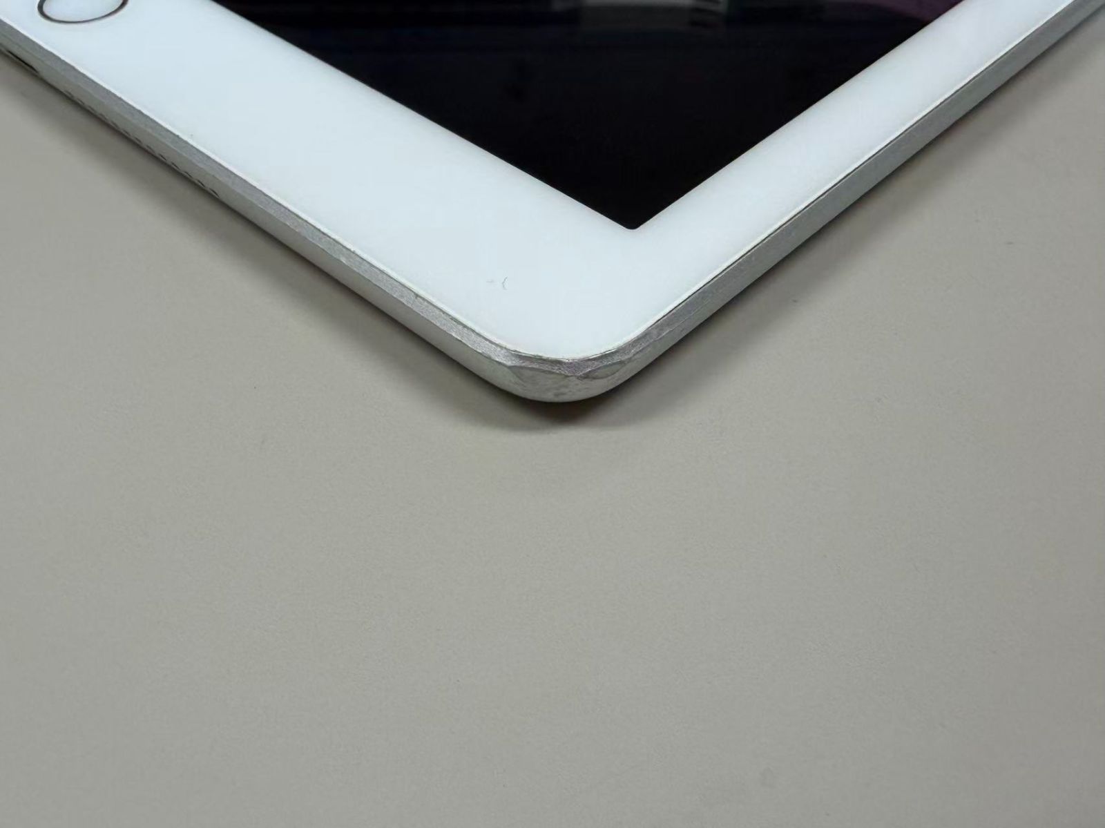 iPad (第6世代) 32GB シルバー 中古 - メルカリ