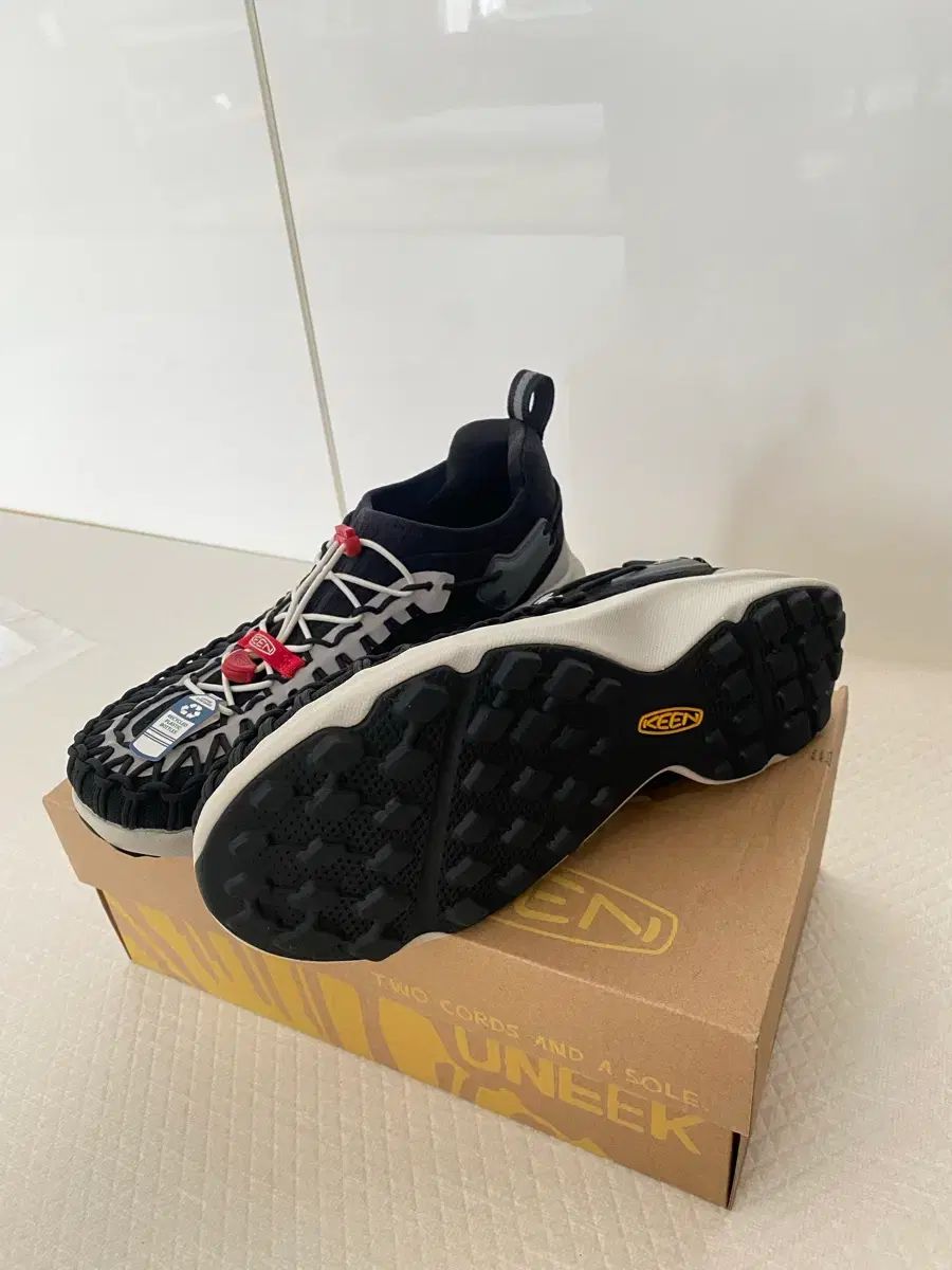  KEEN UNEEK スポーツ スニーカー ブラック メンズシューズ 080 登山靴 トレッキングシューズ アウトドアシューズ