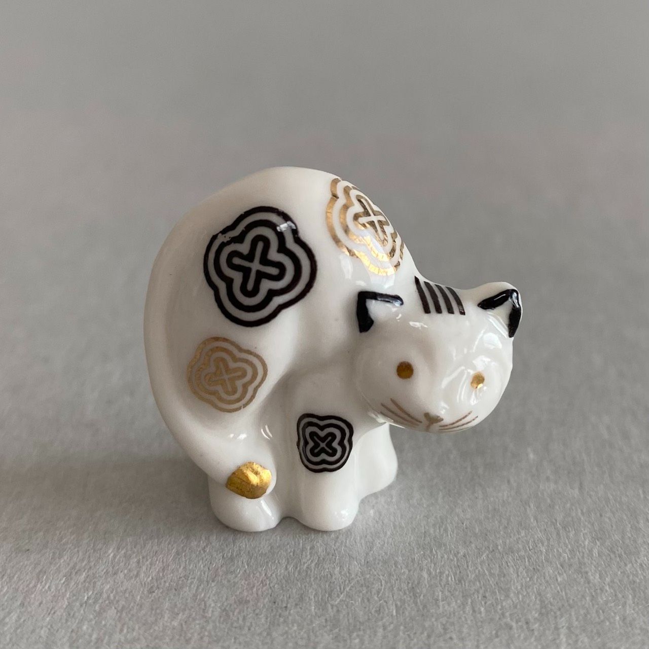 モダンな子猫のフェーブ／金彩／やんのかポーズ／フランス雑貨／陶器