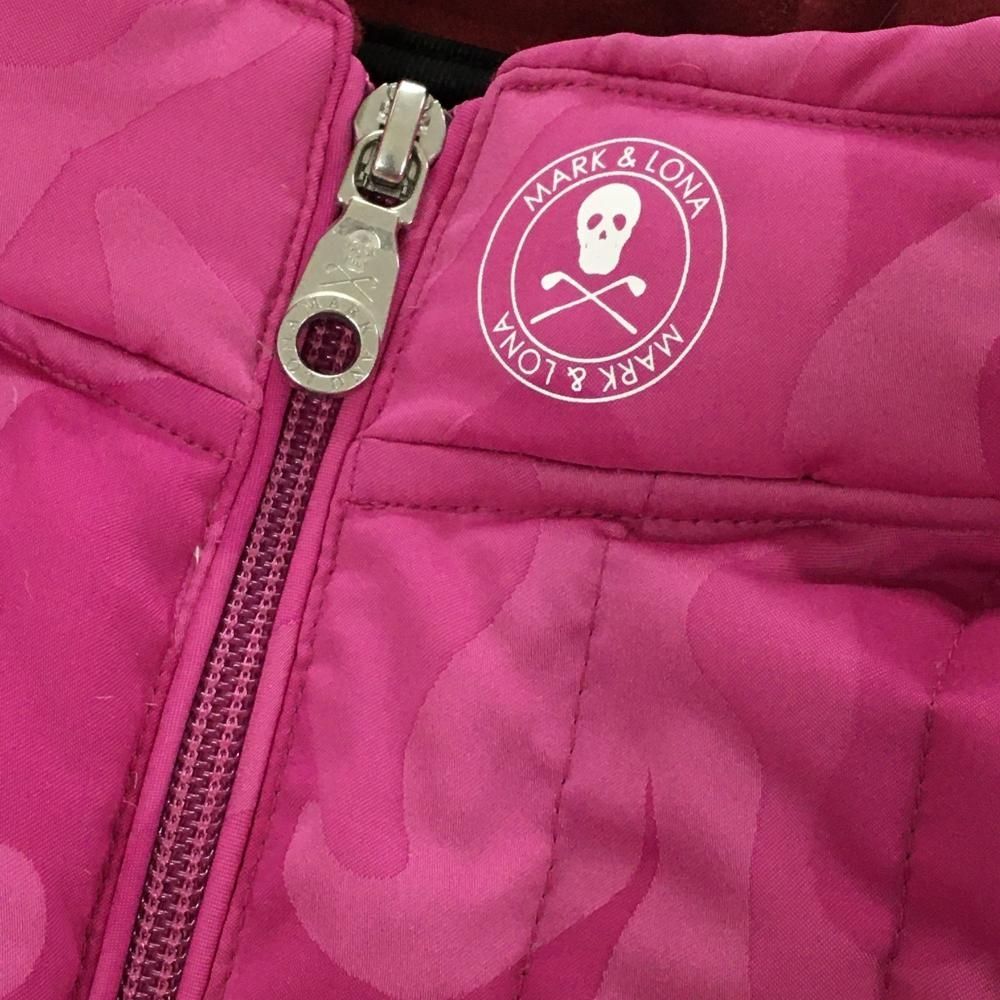 マークアンドロナ ダウンベスト ピンク 迷彩 カモフラ スカル 襟内側