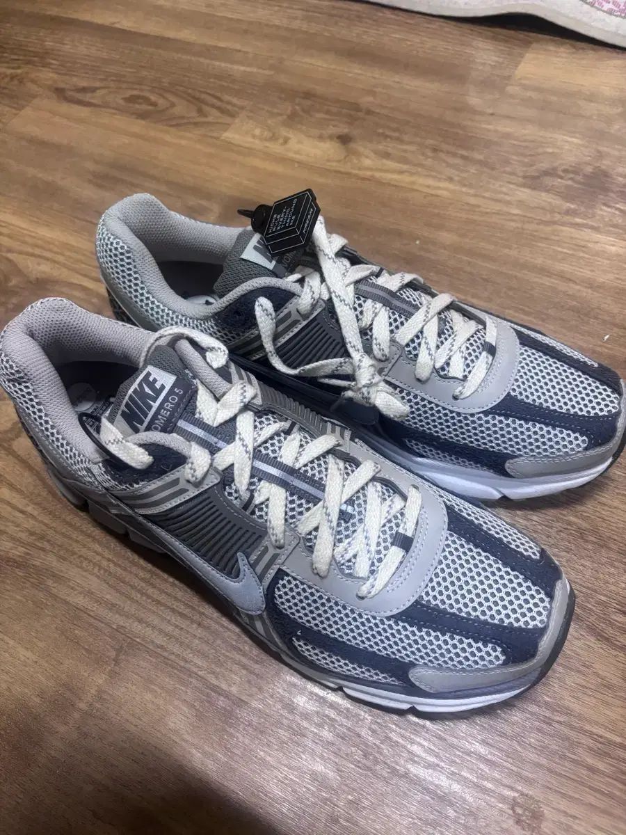 ナイキ ボメロ 5 ム ライト アンド フラット ビュー 300