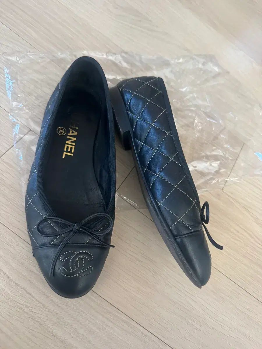 シャネル　フラットシューズ　キルティングバレリーナ　35.5 22.5から23 シャネルらしいキルティング♪ CHANEL バレリーナ 白 (CHANEL/バレエ