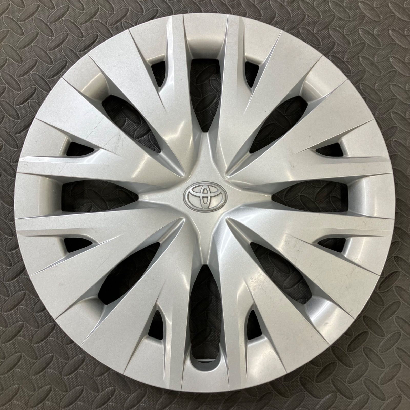 トヨタ ヤリス ホイールキャップ ホイールカバー 純正 中古部品【1394E 