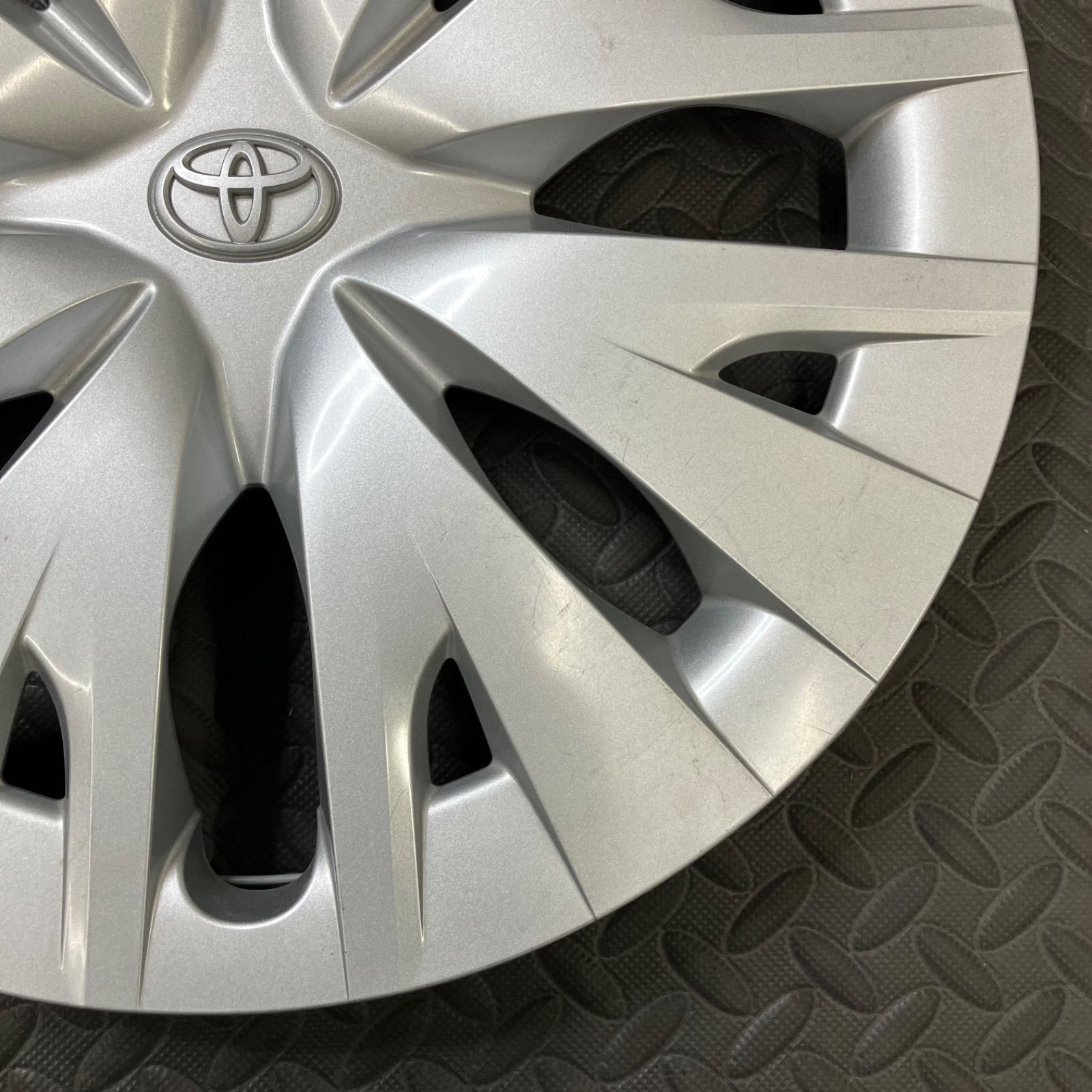 トヨタ ヤリス ホイールキャップ ホイールカバー 純正 中古部品【1394E 