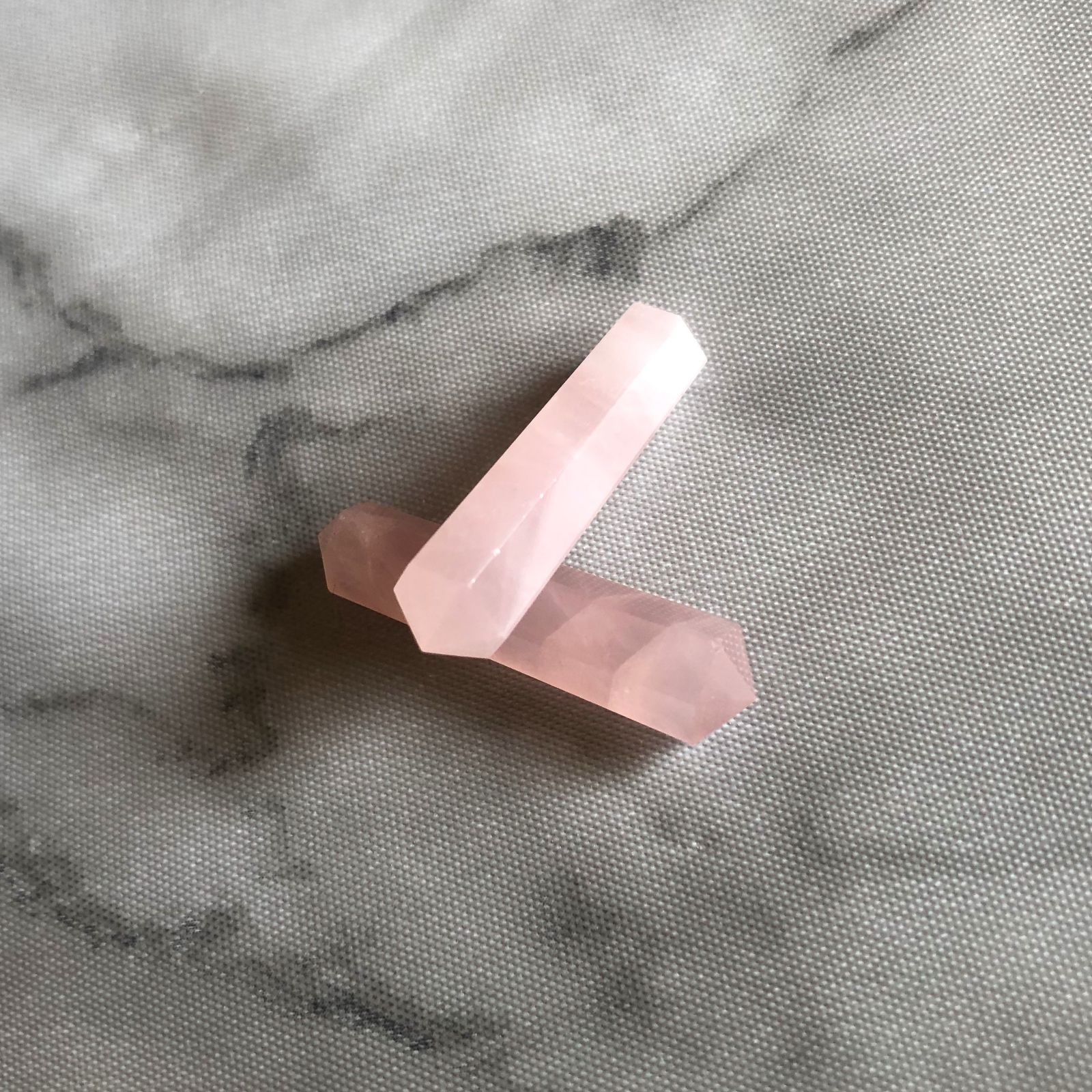 ローズクォーツ六角柱2本セット| 恋愛運UP！心を整え、癒してくれる愛