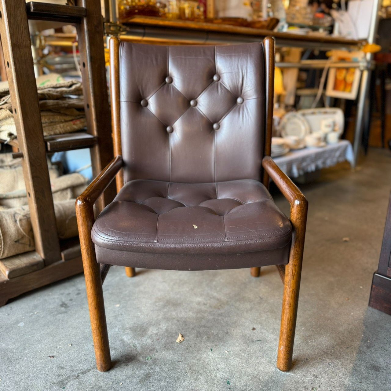 ダークブラウンアームチェア 直接取引きの方は送料分お値引きします。 ダークブラウンアームチェア 直接取引きの方は送料分お値引きします。